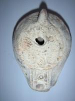 LMP-5266 - Lampe grenouille tardive Oiseauterre cuiteLampe ovoïdale. Disque décoré d'un oiseau vers la droite. Bec en rectangle saillant du réservoir. Argile grise, engobe beige.