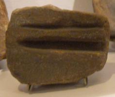 MOU-1022 - Moule : poinçons ?pierreMoule en pierre, sans doute ouvert, pour la coulée d'objets allongés (indistincts).
