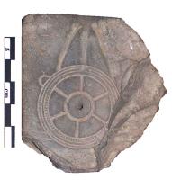 MOU-4091 - Moule : pendentif en rouelle, ou fibulepierreMoule en schiste pour un pendentif en forme de rouelle, ou une fibule circulaire, décor poinçonné sur la 'jante', anneau de suspension sur le côté.
