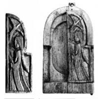 MRR-6001 - Miroir à boîtier en ososTPQ : 1100 - TAQ : 1250Miroir ovale (en verre ?), placé dans un boîtier en forme de retable, avec deux portes artcilulées par des charnières, la face externe sculptée de scènes religieuses.