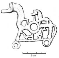MRS-2004 - Mors de type VolterrabronzeTPQ : -700 - TAQ : -600Mors brisé dont les appliques latérales ont la forme d'un cheval stylisé, avec une perforation centrale pour l'articulation de la tige, accostée de deux bélières pour les rênes; celle de l'arrière est constituée par l'intervalle entre les pattes d'un petit cheval stylisé. Les pattes du cheval sont terminées par des anneaux et reliés par une barre sur laquelle sont posés une petite figurine de cheval ainsi qu'un protome d'oiseau stylisés.