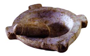 MRT-4004 - Petit mortier en marbre pour préparation de cosmétiques ou de médicamentspierreMortier en marbre blanc ou en albâtre de forme circulaire ou légèrement ovale. Le diamètre est compris entre 10 et 20 cm. Cette forme basse est pourvue de trois tenons ou oreilles et d'un bec verseur fonctionnel, parfois d'un pied plat très bas (quelques millimètres). La paroi est de largeur constante.