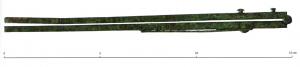 MSP-4002 - Mesure pliante d'un pied romainbronzeTPQ : -30 - TAQ : 250Mesure pliante entièrement en bronze, comportant deux éléments de section quadrangulaire articulés par une charnière pourvue d'un système de verrouillage ; subdivisions marquées pour le digitus ou l'uncia.