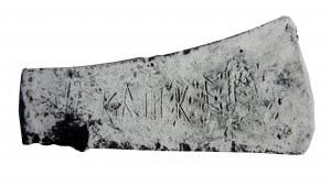 OVO-2001 - Outil miniature : hache votiveplombHache miniature en plomb, éventuellement couverte d'une inscription votive.