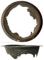 PAS-4006 - Bassin-passoirebronzeLarge bassin à panse arrondie (?) perforée de trous disposés en motifs (arceaux...) ; bord horizontal lisse.