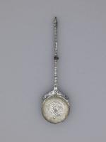 PAS-5001 - Passoire liturgiqueargent, orCuiller circulaire perforée, avec un manche orné, inscrit ou décoré de grenats. C'est un objet luxueux, parfois complété d'une petite boucle de suspension torsadée.