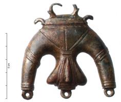 PDH-4028 - Pendant de harnais phalliquebronzePendant de harnais à anneau coulé, représentant des parties génitales masculines stylisées, au repos, encadrées par deux 