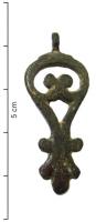 PDH-4052 - Pendant de harnais à charnièrebronzePendant à charnière, de forme foliacée ajourée; le sommet intègre une pelte dont les crosses se touchent; la base est en forme de fleuron trifolié.