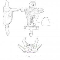 PDH-4054 - Pendant de harnaisbronzeTPQ : -10 - TAQ : 25Pendant de harnais zoomorphe, figurant une tête de bovidé tenant dans sa bouche un triple phallus. L'anneau de suspention est dans le même axe que le pendant.