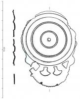 PDH-4115 - Pendant de harnais à crochetbronzeTPQ : 1 - TAQ : 100Pendant en tôle, corps circulaire orné de cercles concentriques; à la base, ornement semi-circulaire décoré d'ajours symétriques.