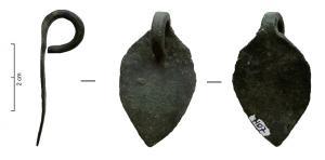PDH-4131 - Pendant de harnaisbronzeTPQ : 1 - TAQ : 500Pendant de harnais foliacé à crochet.