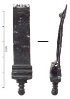 PDH-4134 - Extrémité de lanièrebronzeExtrémité de lanière à corps rectangulaire terminé par un bouton mouluré précédé d'un élargissement quadrangulaire cannelé. Elle est fixée grâce à deux tenons coulés matés.