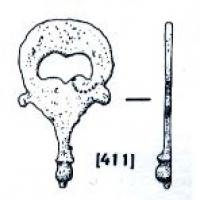 PDH-4179 - Pendant de harnais à crochetbronzePendant de harnais figurant un fleuron ajouré d'un motif de double croissant étamé, et bouton terminal lesté.