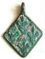 PDH-7017 - Pendant armoriébronzePendant armorié, de forme losangique : quatre fleurs de lis sur émail rouge.