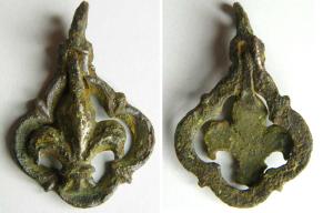 PDH-7051 - Pendant armoriébronzePendant en forme de fleur de lis articulée dans un cadre en forme de quadrilobe; objet doré.
