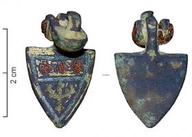 PDH-7060 - Pendant armoriébronzePendant en forme d'écu, d'argent à la plante déracinée de sinople, au chef d'or cousu de 3 fleurs de lis de gueules.