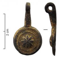 PDH-7071 - Pendant de harnaisbronzePendant de harnais circulaire, ornée d'un fleuron centré, entouré de deux filets circulaires sur fond guilloché; dorure.
