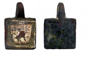 PDH-7109 - Pendant armoriébronzePendant rectangulaire, suspension sommitale : blason d'or sur un semis pointillé.
