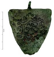 PDH-7131 - Pendant armoriébronzePendant en forme d'écu, charnière sommitale ; au centre, rosace à six pétales avec un cadre de fleurons et de trilobes ; émail rouge.