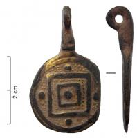 PDH-9013 - Annelet volantbronze doréPendant circulaire, figurant deux carrés inscrits dans un cercle; point central et quatre sur le pourtour; fond guilloché; suspension sommitale.