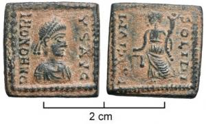 PDM-4006 - Poids monétaire : Honorius, exagium solidibronzeTPQ : 393 - TAQ : 408Poids parallélépipédique, moulé. Avers : DN HONORI-VS AVG (Dominus Noster Honorius Augustus) ; buste diadémé et drapé d'Honorius à droite; Rv : EXAGIVM-SOLIDI ; La Monnaie debout à gauche, tenant une balance et une corne d'abondance.