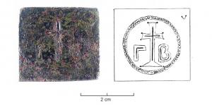 PDM-5021 - Poids quadrangulaire : Γ B (2 unciae)bronzeTPQ : 500 - TAQ : 700Plaque épaisse, de forme carrée, marquée sur une face d'une croix centrée entourée d'une couronne, de part et d'autre les lettres Γ (pour unciae) et B (pour 2).