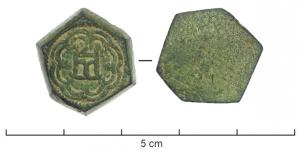 PDM-8005 - Poids monétaire : Gênes, demi-testonbronzePoids hexagonal, frappé sur une seule face, revers lisse : châtel génois dans un double polylobe tréflé.