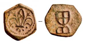 PDM-9046 - Poids monétaire : Savoie ?bronzePoids monétaire, de forme hexagonale : A/ fleur de lis ; R/ Blason écartelé (Savoie ?), au-dessus de deux masses arrondies juxtaposées.