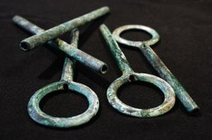 PDQ-2062 - Pendant à anneaubronzePendant constitué d'une tige rectiligne, de section circulaire et creuse, prolongée par un anneau.