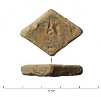 PDS-4434 - Poids quadrangulaire : 1 uncia ?plombParallélépipède losangique, épais, long de 25 à 35 mm environ, et marqué d'un annelet centré. Malgré cette morphologie, les poids variables ne semblent pas correspondre à des accessoires de pesée.