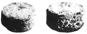 PDS-4475 - Poids cylindrique : 55 libraepierreTPQ : 1 - TAQ : 300Cylindre pourvu d'une anse métallique, scellée au plomb ; marque incisée LV.