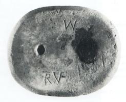 PDS-4503 - Poids en section de cône sur ellipse : 100 libraepierrePoids façonné en pierre, en forme de tronc sur base ellipsoïdale, à parois obliques ou convexes ; marques sur la face supérieure.