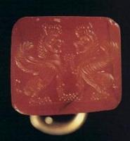PDT-2006 - Sceau-pendentifor, pierreSceau pyramidal en cornaline, avec perforation transversale et suspension en fil d'or, aux extrémités enroulées sur l'anneau.