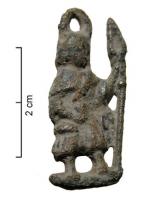 PDT-9017 - Pendentif anthropomorphebronzeEnseigne de pèlerinage representant un pèlerin muni de son bourdon, la tête surmontée d'un anneau de suspenssion.