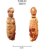 PDT-9019 - Pendant : figurine religieuse en osos ou ivoireVierge à l'Enfant ou Saint en ronde-bosse, surmontée d'une bélière comportant des traces d'oxyde de cuivre. Face arrière plane. (L. max. 55 mm). Il existe une variante en forme de perle (la perforation est ici longitudinale).