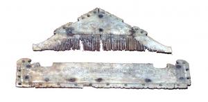 PGN-4011 - Peigne composite en os à une rangée de dents, sommet triangulaire et plaque centrale ajouréeos, ferTPQ : 350 - TAQ : 500Peigne composite en os à une seule rangée de dents. Les dents sont sciées et taillées dans des éléments plats juxtaposés, enserrés entre deux plaques triangulaires rivetées. Ces plaques centrales comportent également un décor d'ajours et de découpes variable au niveau du dos du peigne, qui peut se retrouver également sur les étuis.