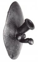 PHH-4001 - Phalère : corne à boirebronzeTPQ : -30 - TAQ : 500Phalère ovale, fixée au revers par deux forts anneaux placés dans des directions perpendiculaires; sur la face externe, corne, parfois prolongée par un phallus.