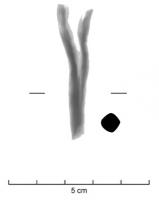 PIN-6002 - Pince artisanaleferTige en fer de section losangée dont une extrémité est fendue dans la longueur. L'objet est beaucoup plus massif et plus grand que des pinces à épiler pour la toilette.