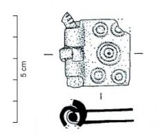 PLB-4044 - Plaque-boucle articuléebronzePetite plaque-boucle en tôle, dont la plaque quadrangulaire repliée par dessous entoure l'axe de rotation de la bocle; elle est également échancrée pour laisser la place à la tête de l'ardillon. Le décor consiste en cercles oculés, dans les angles et / ou au centre.