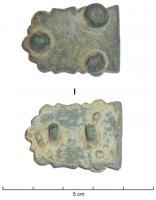 PLB-5015 - Plaque-bouclebronzePlaque-boucle dont la contreplaque comporte au dos deux bélières alignées; la face externe est ornée de trois bossettes avec parfois un décor gravé curviligne.