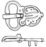 PLB-5167 - Plaque-boucle rigide de type SyracusebronzeTPQ : 580 - TAQ : 675Plaque-boucle rigide, à anneau aplati ou rénifore, ardillon étroit; plaque arrondie à l'arrière avec un bouton dans l'axe, et un décor profondément excisé, de type végétal. Deux bélières de fixation à l'arrière.