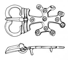 PLB-5179 - Plaque-boucle rigide, en forme de croixbronzeTPQ : 570 - TAQ : 600Plaque-boucle rigide, en forme de croix byzantine, aux bras cléchés dont les pointes sont marqués de cercles oculés; bélières de fixation au revers.