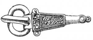 PLB-5663 - Plaque-boucleindéterminéPlaque-boucle à boucle ovale, ardillon conique, longue plaque mince, avec un rectangle en creux décoré d’une croix