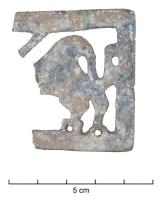 PLB-5664 - Plaque-boucle ajourée : griffoncuivreTPQ : 560 - TAQ : 640Plaque ajourée avec un motif animalier à grande queue et serres qui rappelle l'animal mythologique dit griffon.