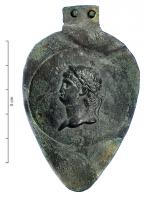 PLV-4013 - Plaquette votivebronzeTPQ : 130 - TAQ : 140Plaquette en forme de feuille, suspendue à une languette rectangulaire ; elle porte un médaillon avec un portrait impérial exécuté au repoussé.