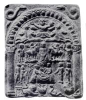 PLV-4014 - Plaquette votive en plombplombPlaque rectangulaire moulée, épaisse, comportant divers symboles et figurations religieuses, souvent placées sous une arcade.