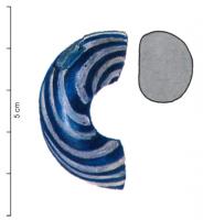 PRL-3568 - Perle annulaire massive : décor de filets - gr. Haev. 23verreTPQ : -120 - TAQ : -40Perle annulaire massive (D. perforation < D. section) en verre coloré bleu cobalt ; décor de filets transversaux blancs opaques.