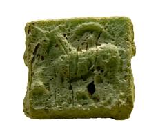 PRL-4189 - Perle quadrangulairefrittePerle quadrangulaire en fritte, percée dans l'épaisseur ; motifs sur les deux faces principales : cheval avec croissant ; vaisseau.