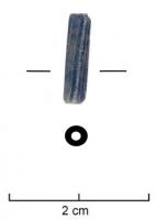 PRL-5024 - Perle cylindrique allongée : verre étiré, bords étranglésverrePerle cylindrique allongée, en verre bleu étiré, dont les extrémités sont arrondies.