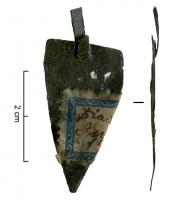 PRT-4008 - Feuille de couronnebronzeTôle figurant une feuille stylisée de forme triangulaire. Elle présente une fente en partie haute, dans laquelle s'insère une patte fiche.